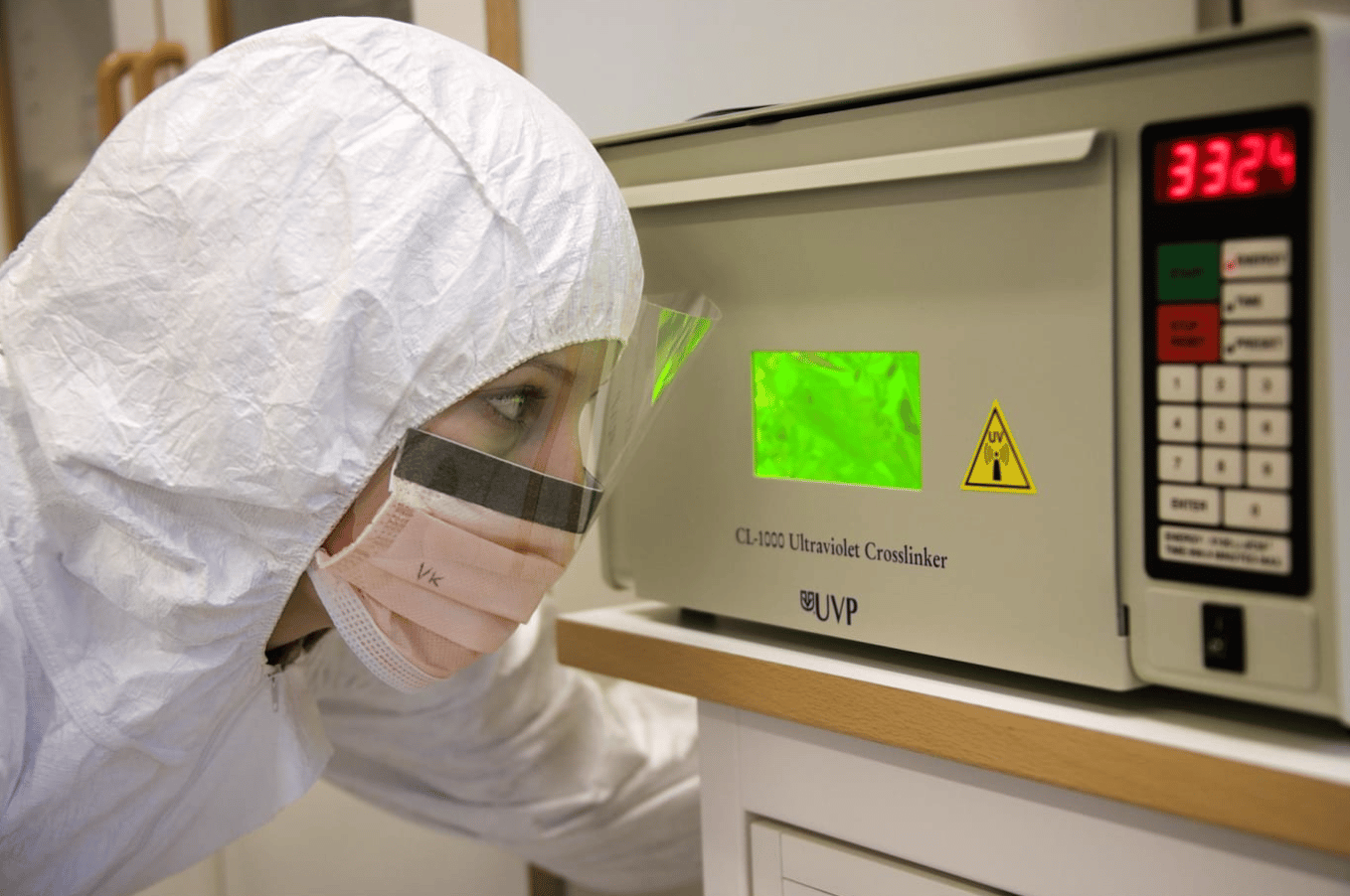 Vendela Kempe Lagerholm i DNA-laboratoriet vid Naturhistoriska riksmuseet. Foto: Staffan Waerndt, Naturhistoriska riksmuseet.