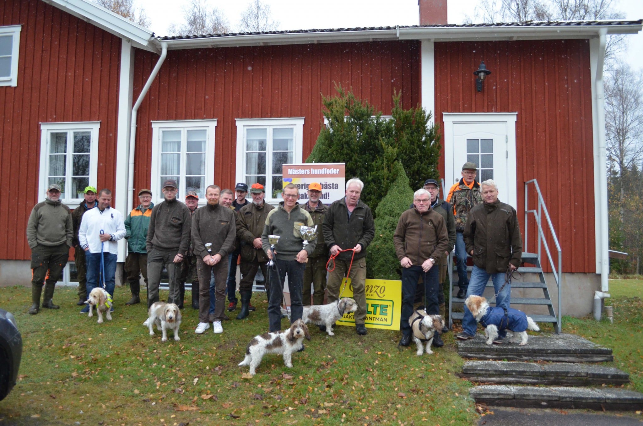 Deltagarna vid årets petit-SM. Foto: Annika Löfgren