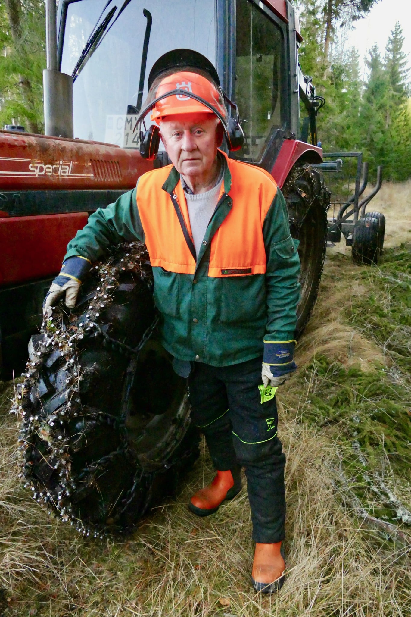 Lars Andersson förföljdes under onsdagen av en varg i Bjälverud norr om Sunne. För att undkomma vargen tog han skydd i traktorn. När han hunnit in i hytten stod vargen vid framhjulet och visade tänder. Foto: Boo Westlund