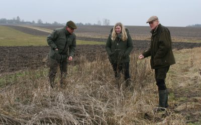 Från vänster Jaktvårdskonsulent Fredrik Jönsson, markvildtsrådgivare Lene Midtgaard och viltmästare Henning Sörensen diskuterar behovet av bra viltremisser under vintermånaderna. Fotograf: P-E Jenssen