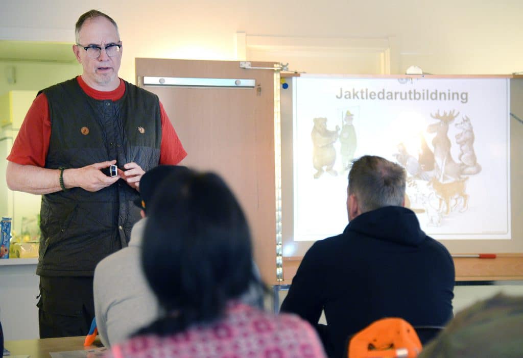 Jaktledarutbildningen är en av Jägareförbundets äldsta och mest populära utbildningar. Här är det jaktvårdskonsulent Niklas Lundberg som är kursledare.