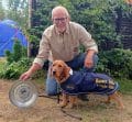 Segraren av Svenska Bassetklubbens SM i viltspår Bernt Söderman med sin basset fauve Valborg. Foto: Privat 