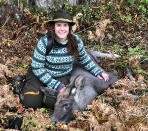 Jaktglädje för Matilda Elf när hon fällde sin första älg. Foto: Privat