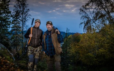 Evelina Åslund Bäck och Peter Ekeström är programledare i SVT-serien Jaktliv. Foto: SVT