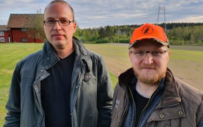 Lantbrukaren Hans Andersson (till vänster) och Jägareförbundets Samuel Svanberg sammanfördes av Vildsvinshjälpen. Foto: Göran Eriksson
