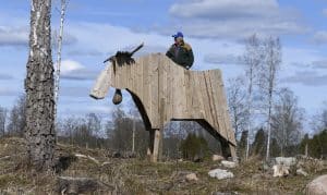 I skymning och med lite dåliga ögon så kan skapelsen nog misstas för att vara en älg. Ett annorlunda jakttorn är det helt klart.