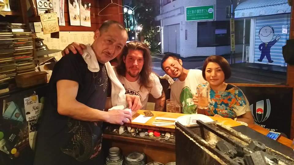 Pubägaren Kinoshita-san tillsammans med Johan Alvarsson och hans vänner Ikkun och Saaya. Foto: Privat