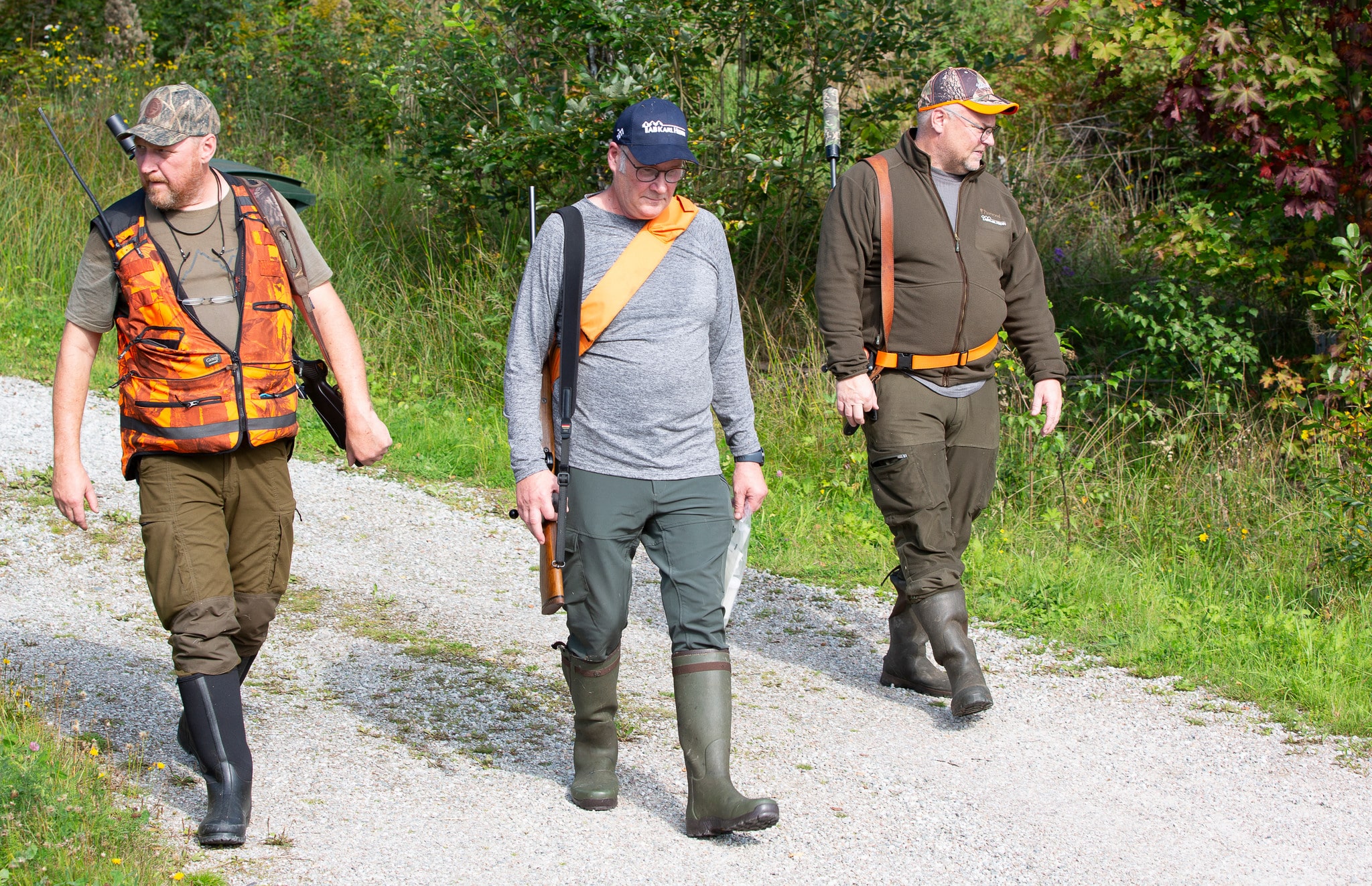 Tre jägare som deltar i sökandet efter döda vildsvin.
