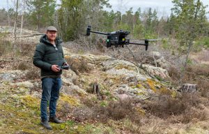 Mattias Pettersson skickar upp sin drönare till 120 meters höjd för att inventera viltet på den 100 hektar stora provytan.