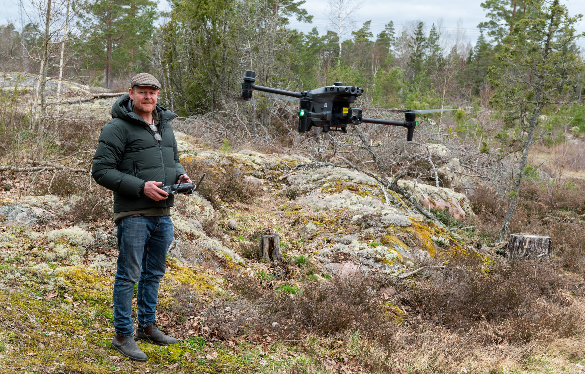 Mattias Pettersson skickar upp sin drönare till 120 meters höjd för att inventera viltet på den 100 hektar stora provytan.