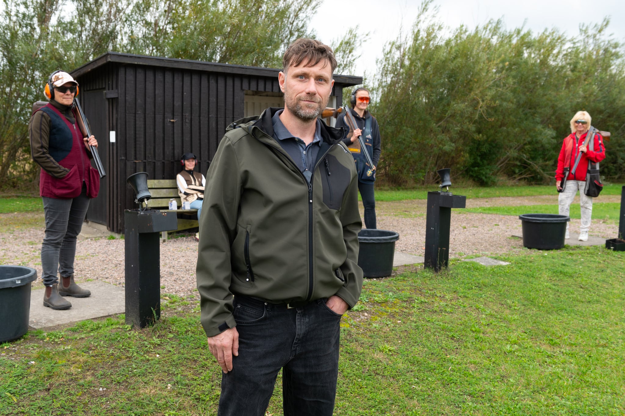 Per Larsson som är ordförande i Trelleborgs jaktskytteklubb har stått emot kommunens försök att få bort skjutbanan i flera år. I bakgrunden förbereder Åsa Nilsson, Britta Ahlman, Olivia Lundberg och Pia Bergqvist ännu en serie på trapbanan.