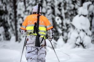 Erfarna jägare måste få byta och köpa vapen utan att det ställs krav på att de tar jägarexamen, enligt insändarskribenten.