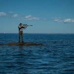 ”Du är väldigt liten där ute. Du kan inte styra över havet. Kommer det en kraftig våg finns det inget du kan göra. Att vara så utlämnad är fascinerande”, säger Mattias Landin.
