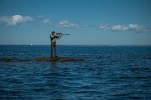 ”Du är väldigt liten där ute. Du kan inte styra över havet. Kommer det en kraftig våg finns det inget du kan göra. Att vara så utlämnad är fascinerande”, säger Mattias Landin.
