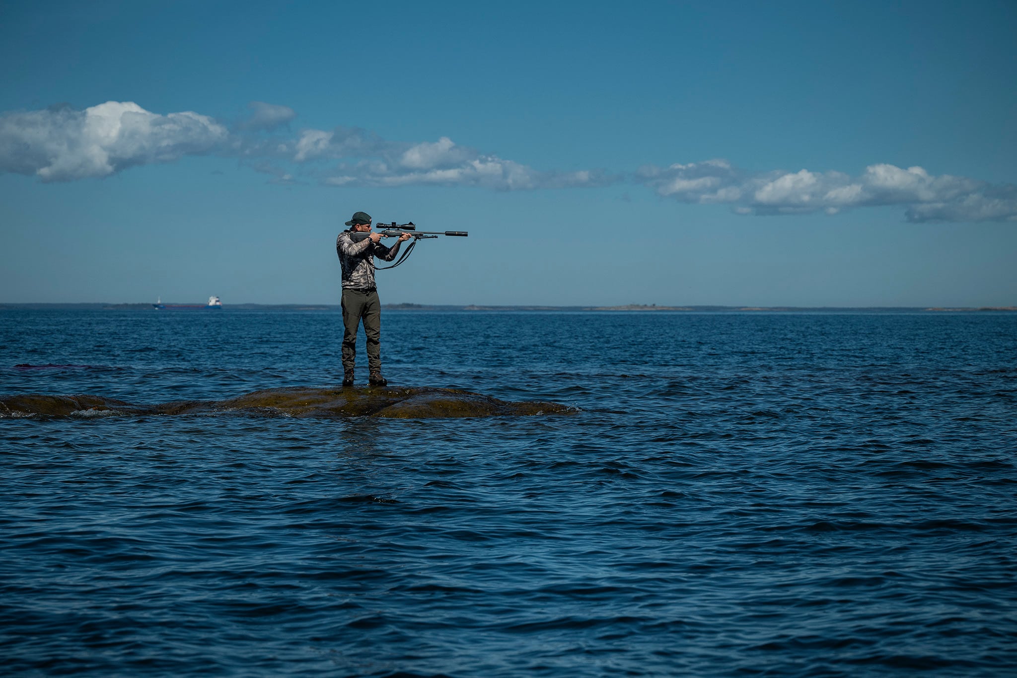 ”Du är väldigt liten där ute. Du kan inte styra över havet. Kommer det en kraftig våg finns det inget du kan göra. Att vara så utlämnad är fascinerande”, säger Mattias Landin.