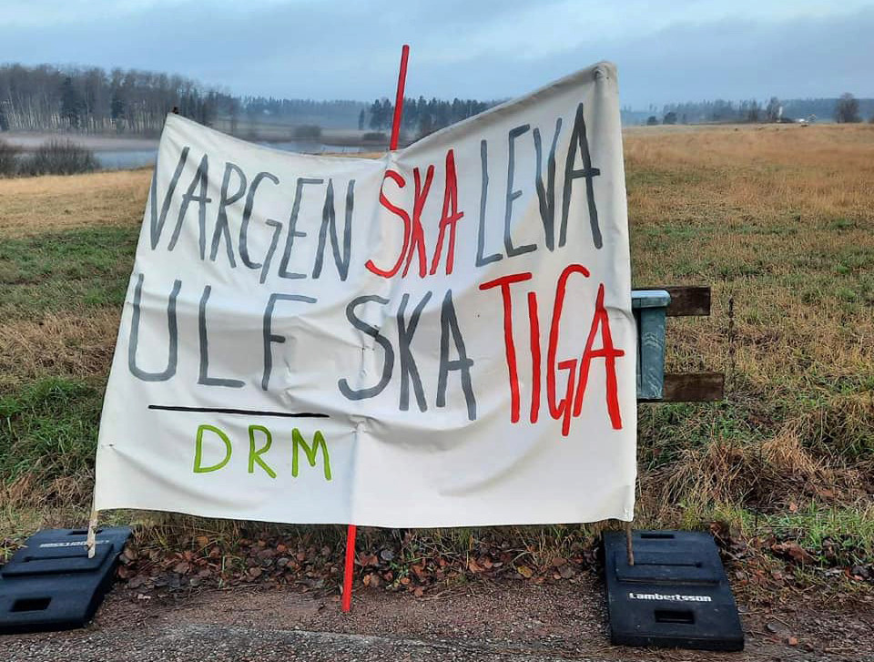 Två stämmomotioner riktar sig mot mot aktivistiska jaktmotståndares agerande.