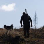 Jag har jagat i över 50 år i en liten by utanför Lycksele och det gör mig oerhört upprörd att jakten måste skildras på detta sätt, skriver debattören angående hur jakt beskrivs i den kritikerrosade tv-serien Jag for ner till bror.