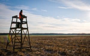 När människor uppfattar att man kan köpa sig till tillstånd att ha vapen, där utbildningen har blivit en genväg och jakten blivit en affär, riskerar vi att mista legitimiteten för jakten, skriver debattören.