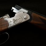 Kvinnan uppger att hon aldrig ansökt om vapenlicens och att hon inte visste hur det kom sig att hon stod som innehavare till av ett av de tre hagelgevären som hittades i garderoben.