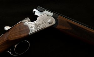 Kvinnan uppger att hon aldrig ansökt om vapenlicens och att hon inte visste hur det kom sig att hon stod som innehavare till av ett av de tre hagelgevären som hittades i garderoben.