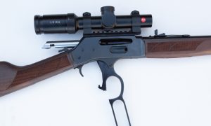 När bygeln pressas ner öppnas slutstycket och kastar ut den skjutna hylsan samt spänner hanen. När bygeln pressas tillbaka upp hämtar slutstycket upp en ny patron och låser.