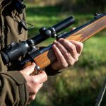 En jägare i 70-årsåldern misstänks ha hotat en kvinna som befann sig i skogen med sin hund. Jägaren ska enligt åklagaren ha uppmanat kvinnan att lämna platsen och därefter skjutit ett skott i marken i närheten av kvinnan.