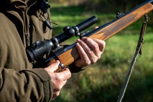 En jägare i 70-årsåldern misstänks ha hotat en kvinna som befann sig i skogen med sin hund. Jägaren ska enligt åklagaren ha uppmanat kvinnan att lämna platsen och därefter skjutit ett skott i marken i närheten av kvinnan.