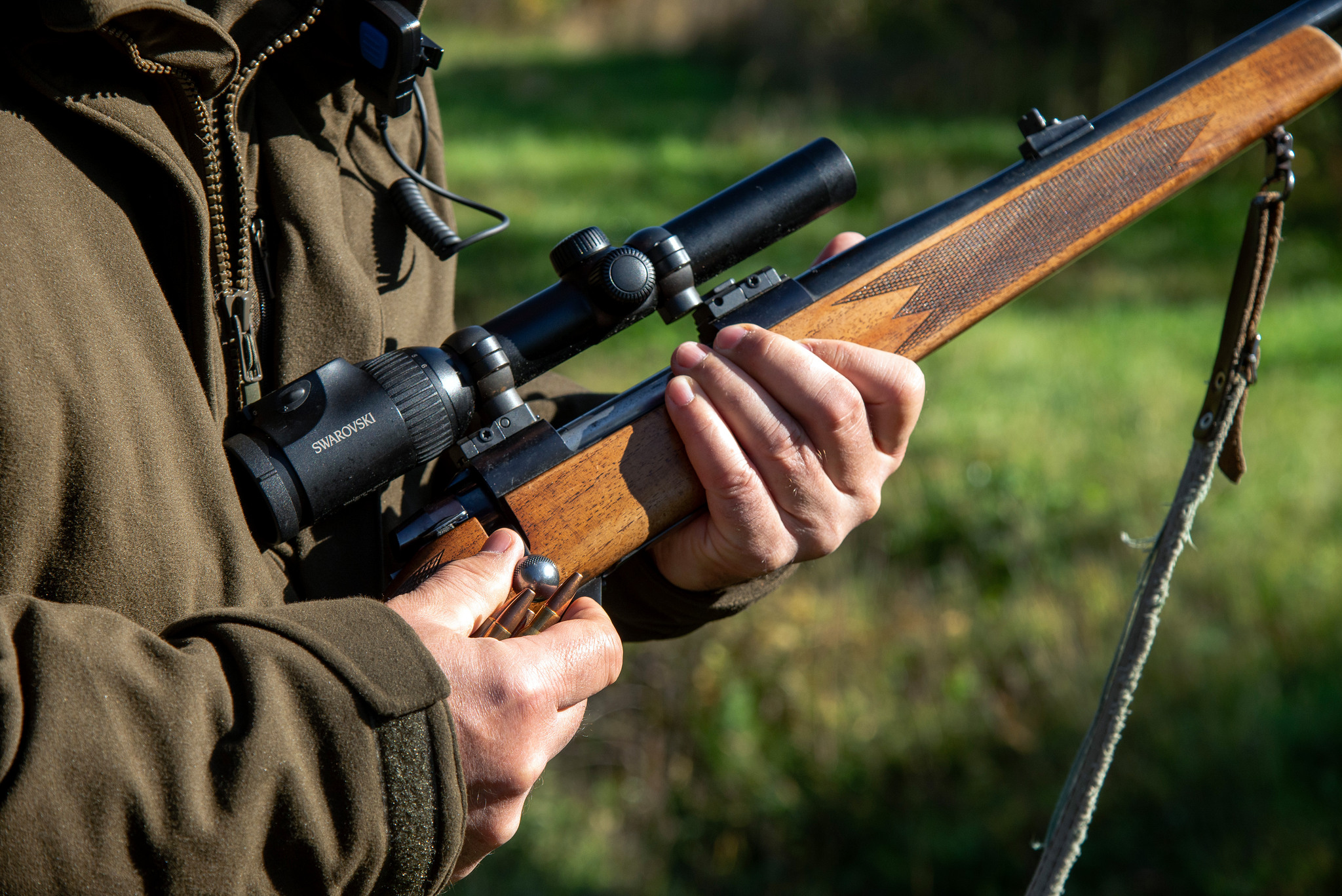 En jägare i 70-årsåldern misstänks ha hotat en kvinna som befann sig i skogen med sin hund. Jägaren ska enligt åklagaren ha uppmanat kvinnan att lämna platsen och därefter skjutit ett skott i marken i närheten av kvinnan.
