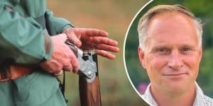 Jägareförbundets generalsekreterare Carl-Johan Djurstedt Holm är positiv till att vapengarderoben utökas till tio vapen utan krav på motivering. Jägareförbundets generalsekreterare Carl-Johan Djurstedt Holm är positiv till att vapengarderoben utökas till tio vapen utan krav på motivering.