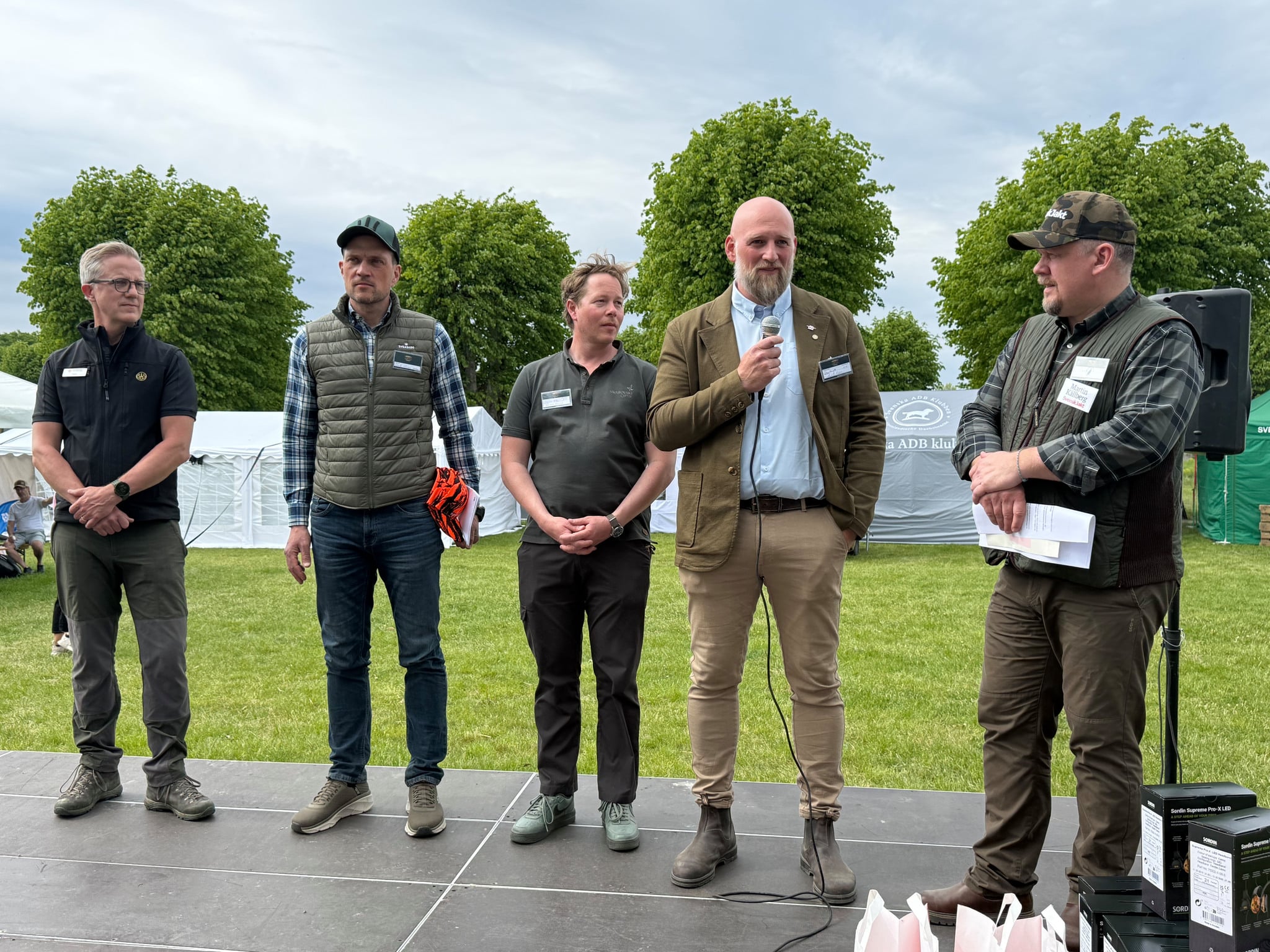 Framtidens jägare-sponsorerna i samband med prisutdelningen: Patric Roman (Outdoor Enterprise), David Edeen (jakt- och klövviltsansvarig Mellansverige, Sveaskog), Fredrik Jonsson (vd Swarovski Optik Nordic AB), Christoffer Söderberg (vd Blaser Group Sverige) samt Martin Källberg (chefredaktör Svensk Jakt).