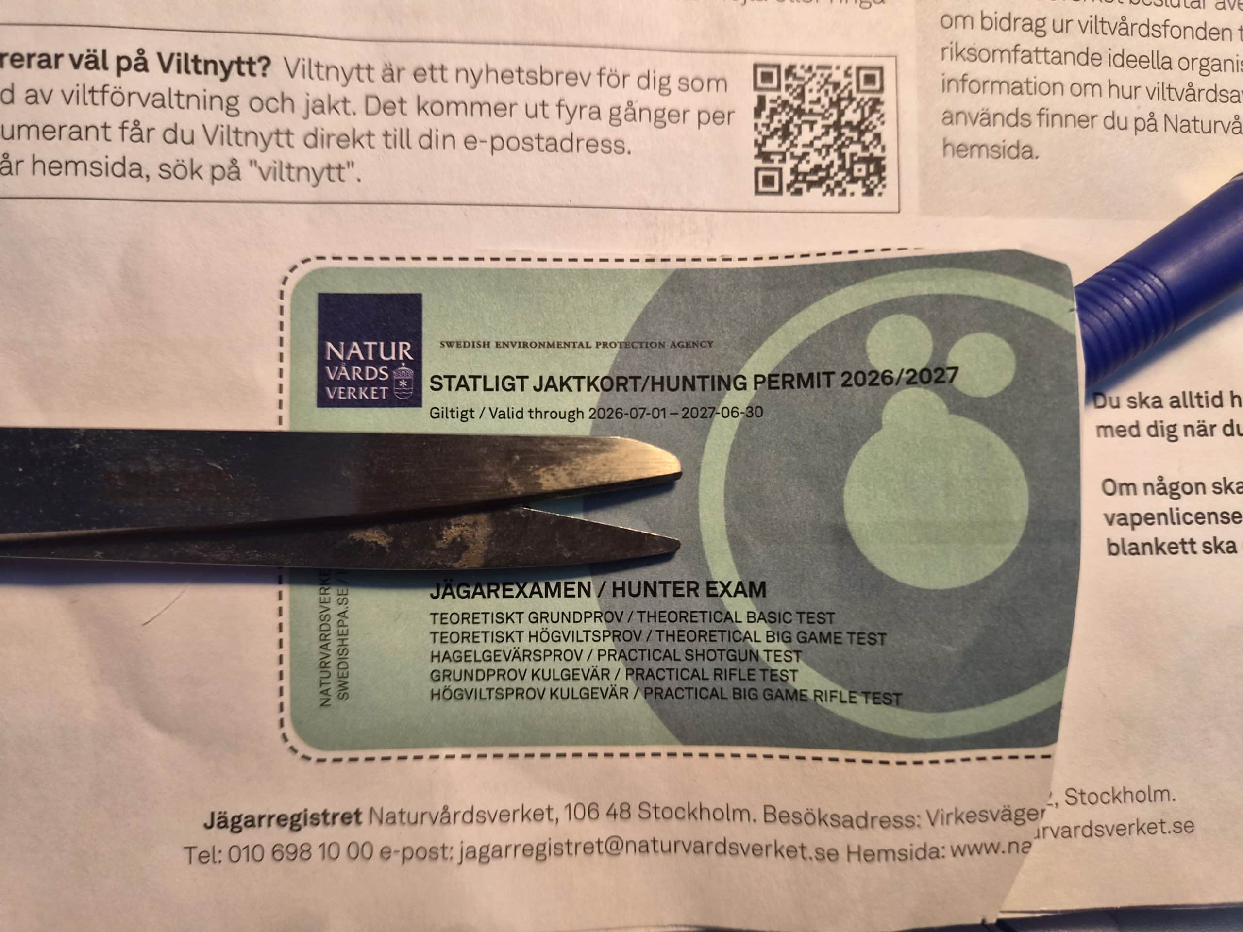 En papperslapp är allt som Naturvårdsverket skickar till jägare som vill ha fysiska jaktkort. Det är för dåligt, skriver debattören.