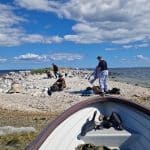Jägareförbundare förbereder eftermiddagens och kvällens skarvjakt på en ö i Mönsterås skärgård. Foto: Bill Nelson