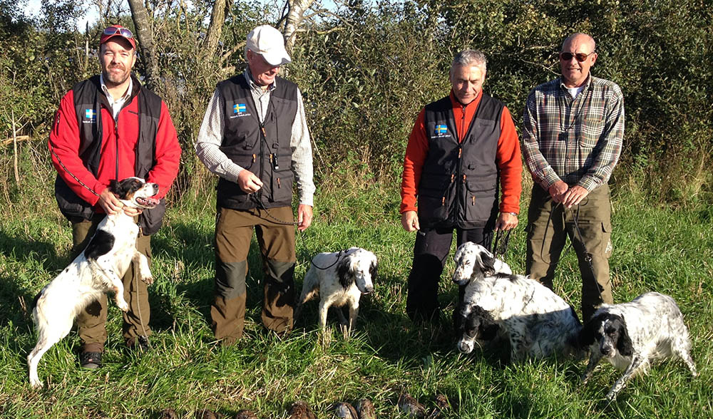 Glada svenska jägare efter NM-segern. Daniel Gustavsson med Svitjods Pandora, Lasse Malmsten med Heegårds Cato, , Andras Talpai med Västfrontens Nestor och Benny Persson med Bjendrups Molly.