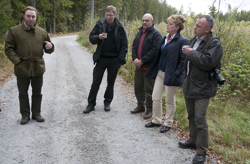 Rätt plats, fel dag. Där Viltförvaltningsdelegationen gjorde sitt andra stopp under exkursionen passerade det nästa dag en ko med två kalvar. Jaktvårdskonsulent Elias Turesson talar om vikten av foderskapande åtgärder. Lyssnar gör Jonas Bergqvist och Bo Thulin, Skogsstyrelsen, landshövding Minoo Akhtarzand och Fredrik Widemo, Jägareförbundet. Foto: Jan Henricson