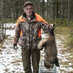 Calle Bohman med sin fångst, en mårdhundshane i vacker vinterpäls. Foto: Bernt Karlsson