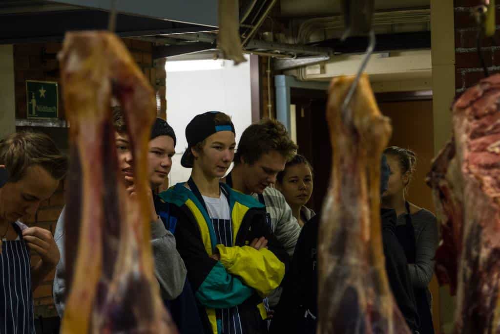 Jägareförbundet i Berg hjälpte till med grovstyckningen men sedan fick niondeklassarna på Svenstaviks skola göra finstyckningen innan köttet skulle till äldreboendena. Foto: Daniel Gustafsson