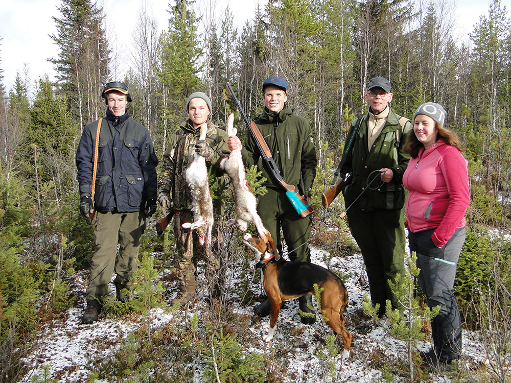 Sebastian Jonasson, Pontus Lövgren, Måns Hellström, Torbjörn Johansson med Pellitas Aika och Moa Magnusson. Foto: Rolf Pellving