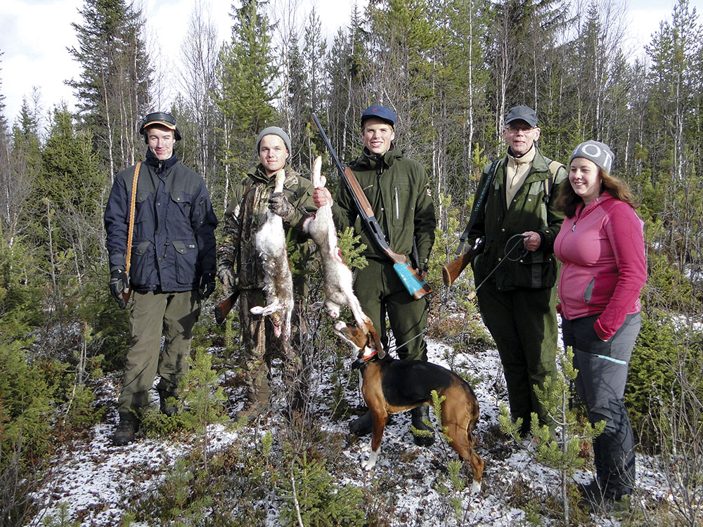 Sebastian Jonasson, Pontus Lövgren, Måns Hellström, Torbjörn Johansson med Pellitas Aika och Moa Magnusson. Foto: Rolf Pellving
