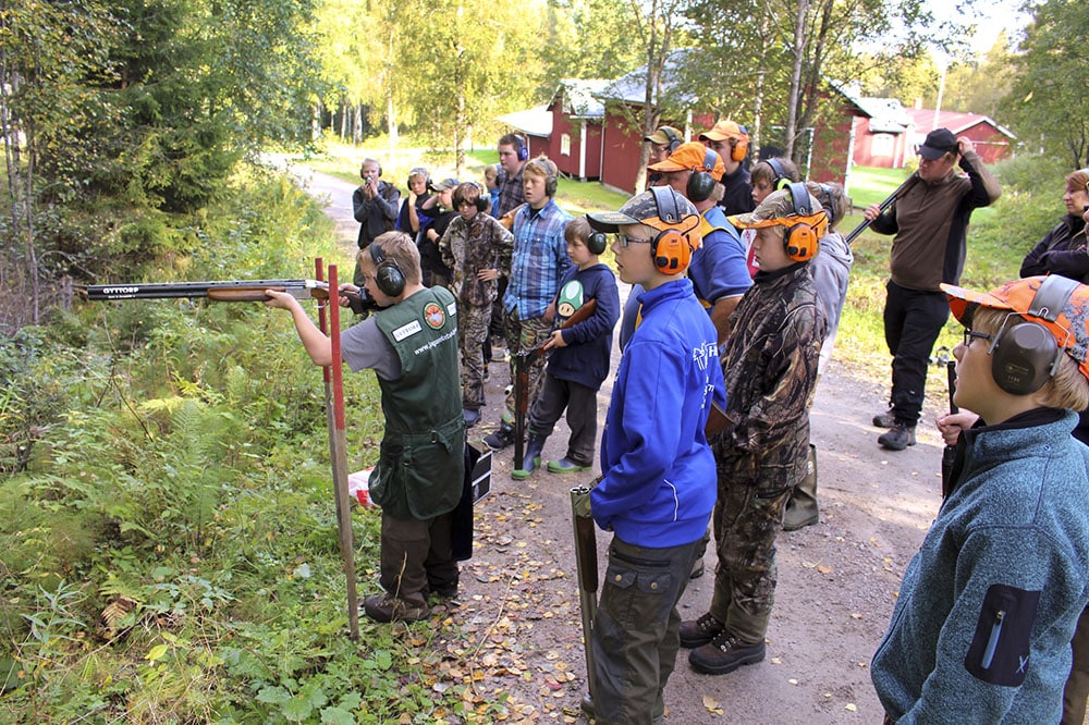 David Jonsson visar hur man skjuter vid en av stationerna på hagelstigen. Foto: Anders Fredriksson