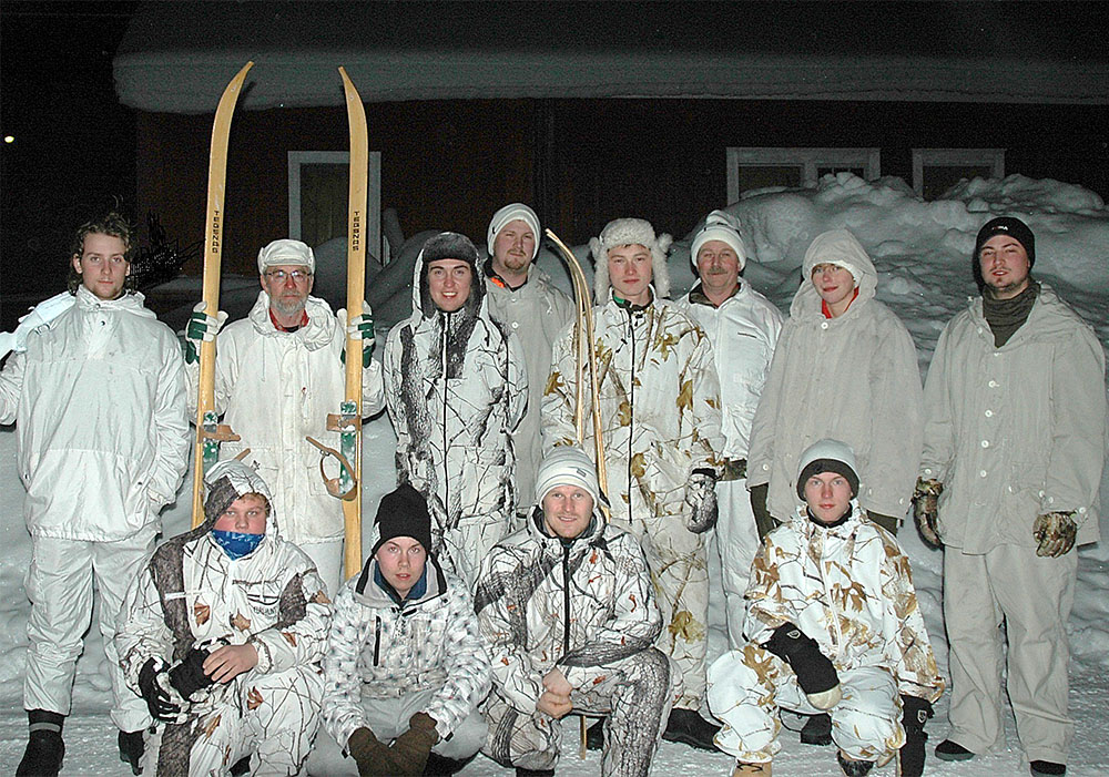 Skidor, stavar och arméns klassiska snödräkt hade provats ut för deltagarna i utbytesjakten. Foto: Roger Lundqvist