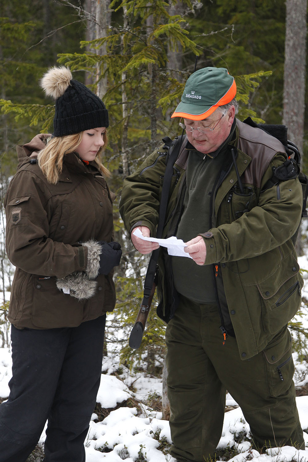 Jägarexamen innehåller för lite praktik. Så resonerar Stellan Eriksson från Hook som tillsammans med Sveaskog och Studiefrämjandet arrangerar jaktdagar för länets jägarexamenselever. Här diskuterar han jaktetik med Kajsa-Stina Johansson från Värnamo. Foto: Urban Ireklint