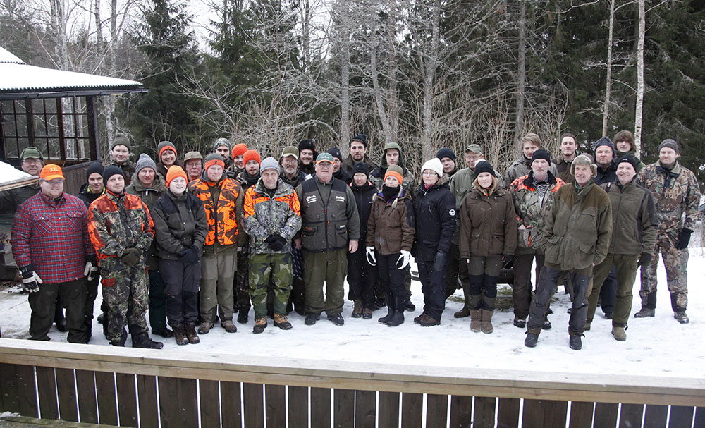 Jägarskoleelever från Nässjö, Sandsjöfors, Gnosjö och Jönköping samlade för en dags stövarjakt på hare. Foto: Urban Ireklint