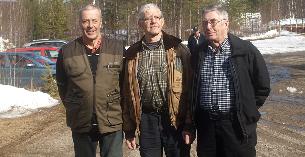 Från vänster: Sven-Ivan Nilsson, Valter Vemälv och Kjell Rahm kom från Sveg för att delta i mötet om varg i Linsells bygdegård. Foto: Leif Eriksson