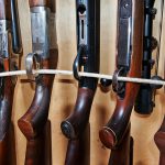 Tusentals vapen sålda vapen förvaras i de svenska jaktaffärerna i väntan på att deras nya ägare ska få licenser och därmed kunna hämta ut dem. Foto: Mattias Lilja