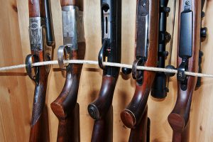 Tusentals vapen sålda vapen förvaras i de svenska jaktaffärerna i väntan på att deras nya ägare ska få licenser och därmed kunna hämta ut dem. Foto: Mattias Lilja