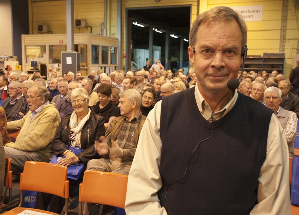 Karl Hedin, sågverksägare och vargdebattör, skräder inte orden. Naturvårdsverket och Naturskyddsföreningen bluffar med att vargen behövs för mångfalden, att den är utrotningshotad och att den är ofarlig, anser han. Bilden är från en föreläsning i Småland. Foto: Jan Henricson