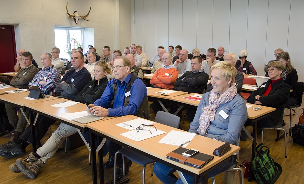 Krympande jakthundklubbar och jaktetik var två av diskussionspunkterna när klubbarna bjöds in till konferens på Öster Malma. Längst fram till höger ses SKK:s jakthundskommittés nya ordförande Britt-Marie Dornell. Foto: Nathalie Erlandsson