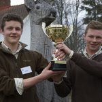 Vinnarna i fjolårets Jakt-SM kom från Öknaskolan och heter Arvid Norström och Jim Forsberg. Foto: Marie Gadolin
