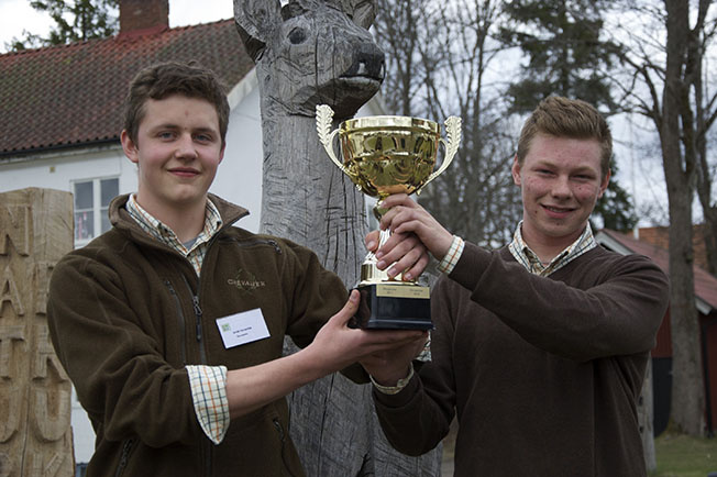 Vinnarna i fjolårets Jakt-SM kom från Öknaskolan och heter Arvid Norström och Jim Forsberg. Foto: Marie Gadolin