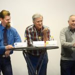 Robert Lund (SD), till vänster, tycker att älgjakten ska ingå i allmän jakt. Något som inte partiledningen ställer sig bakom. Utspelet gjordes i samband med jaktdebatten i lördags. Nils-Olov Lindfors (C) och Erland Johansson (KD) delade inte Robert Lunds åsikt. Foto: Lars-Henrik Andersson